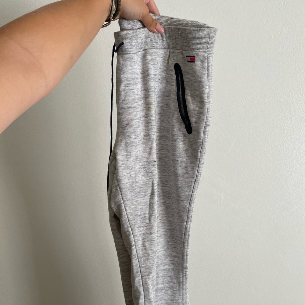 TOMMY HILFIGER sweatpants + tshirt duo
